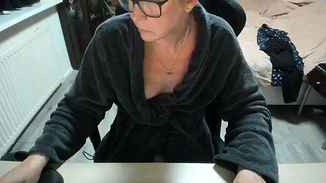 minoesje37 online show from October 27, 2025, 8:35 pm