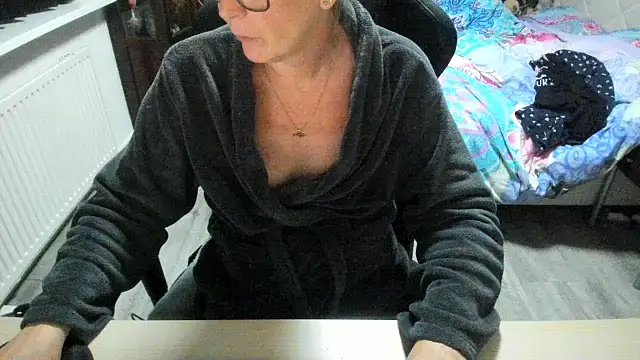 minoesje37 online show from November 10, 2025, 8:30 pm