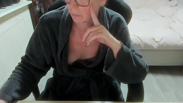 minoesje37 online show from February 18, 2026, 8:38 pm