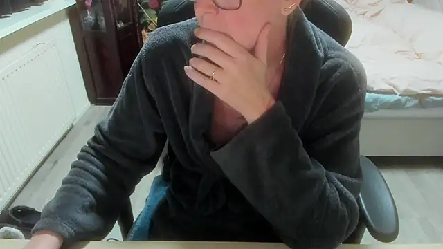 minoesje37 online show from February 23, 2026, 8:28 pm