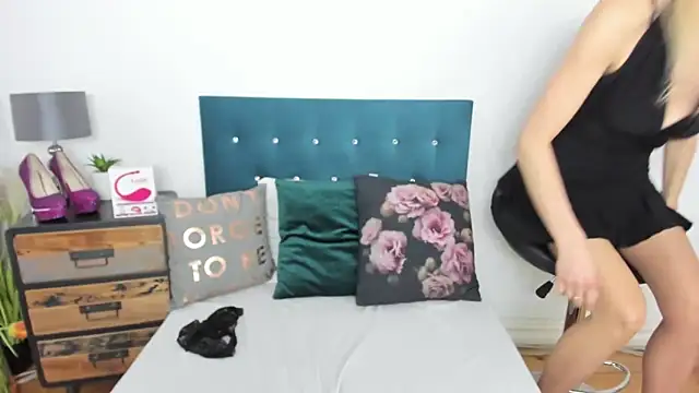 Snapshot of milfNikki chatting on March 2, 2025, 7:54 am milfNikki online show from March 2, 2025, 7:54 am