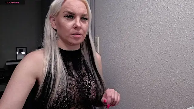 Snapshot of MIA-XXX chatting on February 2, 2026, 7:18 am MIA-XXX online show from February 2, 2026, 7:18 am