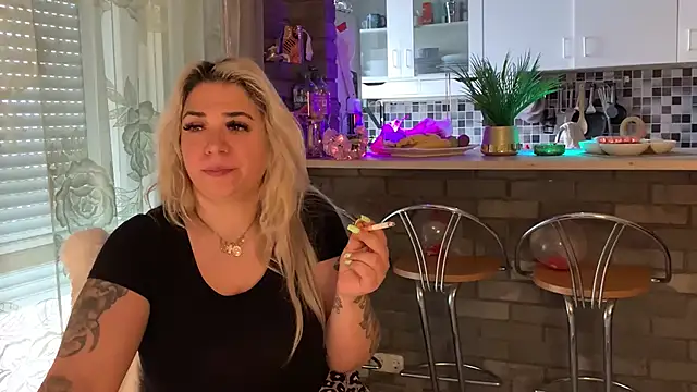 Snapshot of Monageil chatting on February 16, 2025, 11:05 am Monageil online show from February 16, 2025, 11:05 am