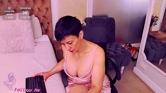 BustyPenellope online show from June 26, 2026, 3:22 am