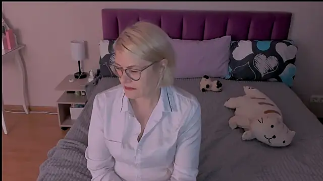 sabrinamacmarren online show from February 26, 2025, 7:27 pm