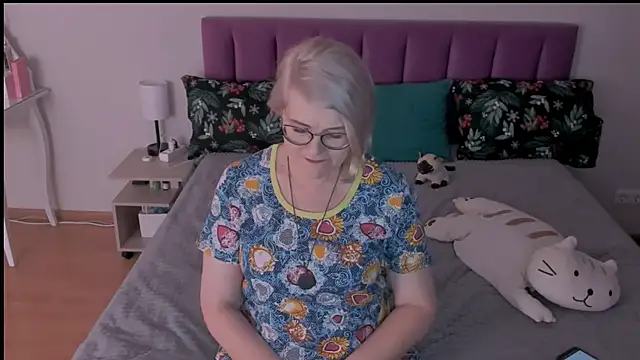 sabrinamacmarren online show from March 5, 2025, 8:21 pm