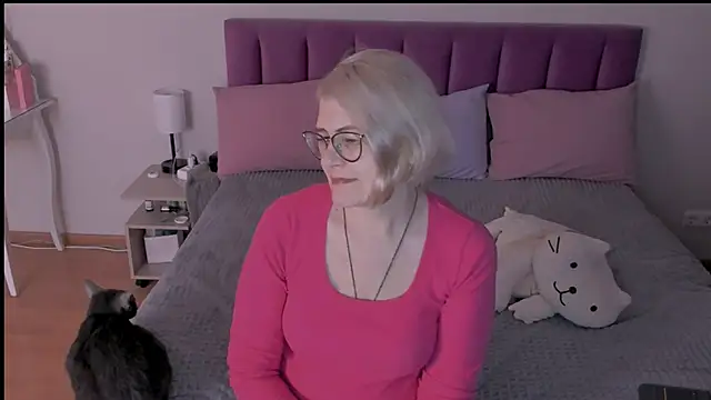 sabrinamacmarren online show from March 9, 2025, 7:15 pm