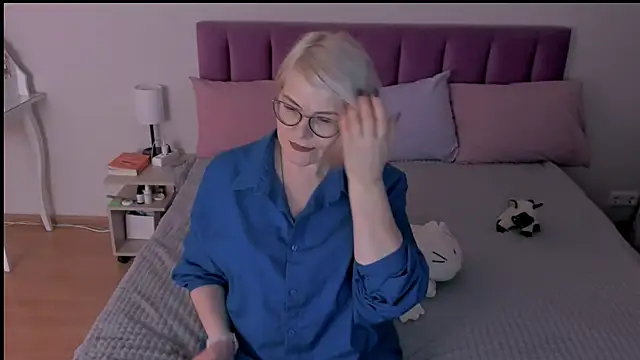 sabrinamacmarren online show from March 11, 2025, 4:18 pm