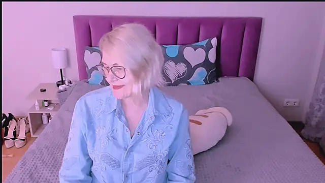 sabrinamacmarren online show from September 8, 2025, 5:12 pm