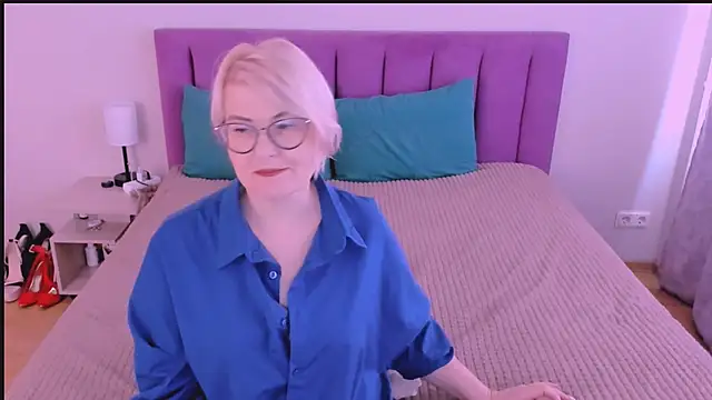 sabrinamacmarren online show from September 12, 2025, 9:42 am