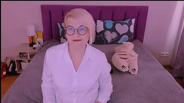 sabrinamacmarren online show from October 5, 2025, 12:25 pm