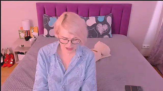 sabrinamacmarren online show from October 15, 2025, 12:27 pm