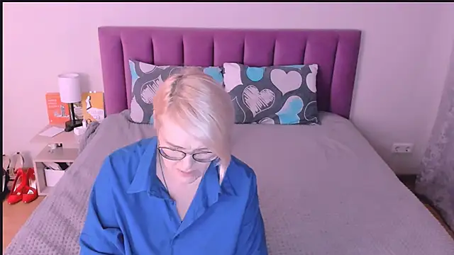 sabrinamacmarren online show from October 21, 2025, 2:40 pm