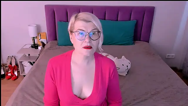 sabrinamacmarren online show from October 26, 2025, 1:17 pm