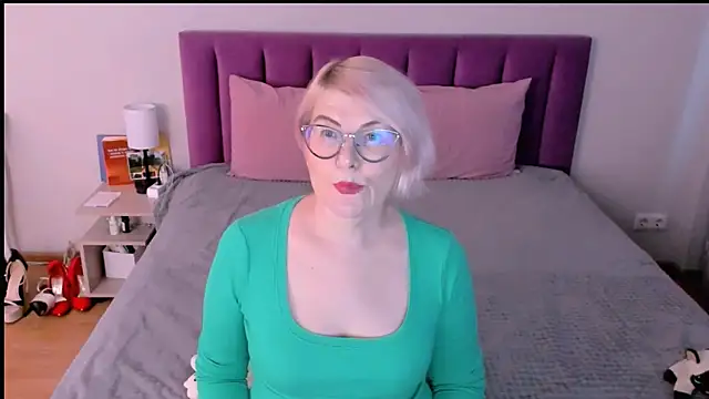 sabrinamacmarren online show from December 1, 2025, 7:35 am