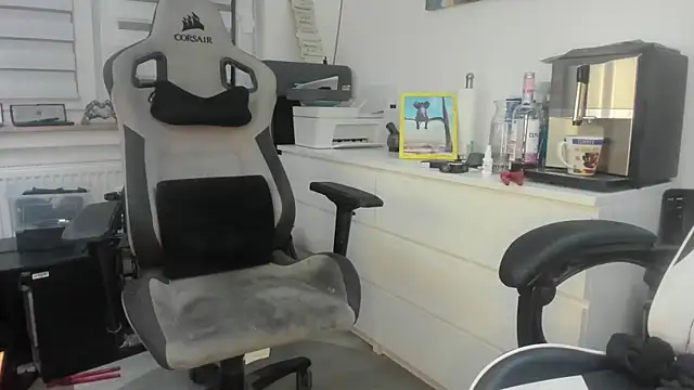 PinkyBoyD online show from December 1, 2025, 2:27 am