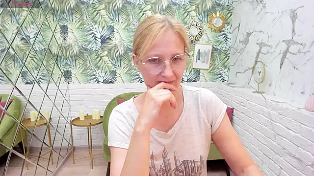 Paris Cherry online show from September 16, 2025, 8:21 pm