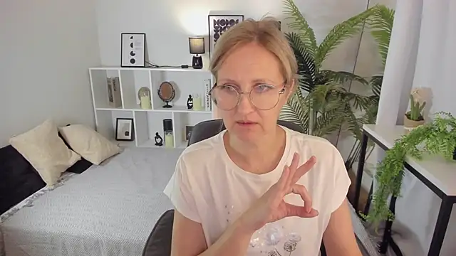 Paris Cherry online show from September 28, 2025, 8:03 pm