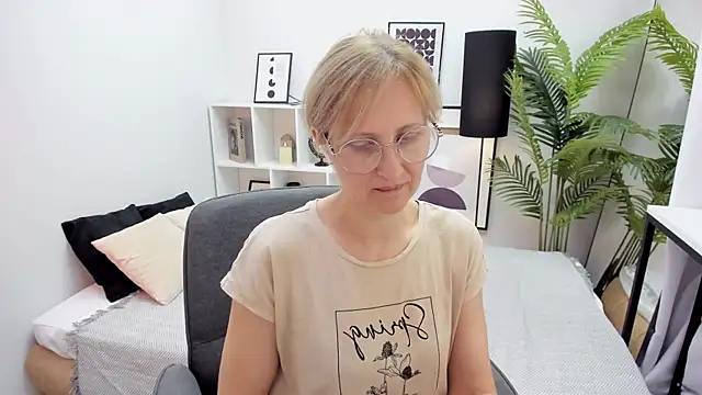 Paris Cherry online show from October 13, 2025, 8:09 pm