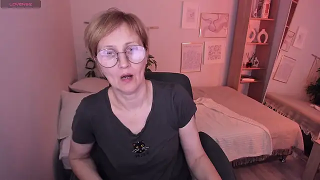 Paris Cherry online show from April 19, 2026, 6:10 pm