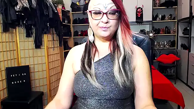 Snapshot of LindaDaemonX chatting on April 15, 2026, 6:31 am LindaDaemonX online show from April 15, 2026, 6:31 am