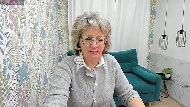 Snapshot of EvelynJoyful chatting on February 3, 2025, 5:18 am EvelynJoyful online show from February 3, 2025, 5:18 am