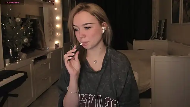 MaryDreaminess online show from January 5, 2025, 5:30 pm