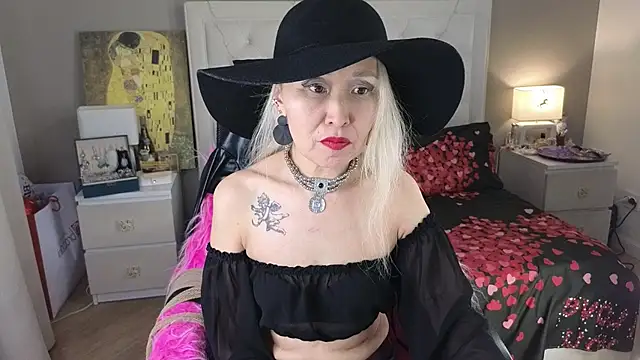 Snapshot of RoxalanaStar chatting on May 30, 2026, 8:28 pm RoxalanaStar online show from May 30, 2026, 8:28 pm