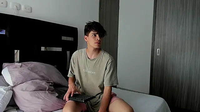 Snapshot of Dimitrixxx__ chatting on February 6, 2025, 2:04 pm Dimitrixxx online show from February 6, 2025, 2:04 pm