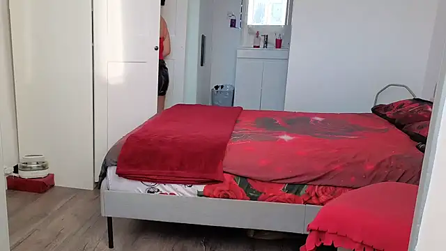 HotSpicyGujju online show from November 28, 2025, 8:39 am