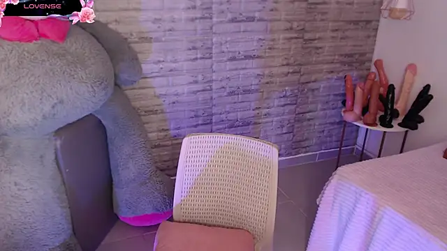 TinnaCobb online show from December 20, 2025, 2:46 pm