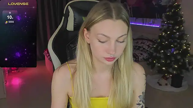 Snapshot of BiMolly chatting on January 18, 2025, 4:04 am BiMolly online show from January 18, 2025, 4:04 am