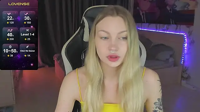 Snapshot of BiMolly chatting on March 6, 2025, 11:09 pm BiMolly online show from March 6, 2025, 11:09 pm