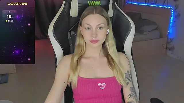 Snapshot of BiMolly chatting on March 14, 2025, 9:35 am BiMolly online show from March 14, 2025, 9:35 am