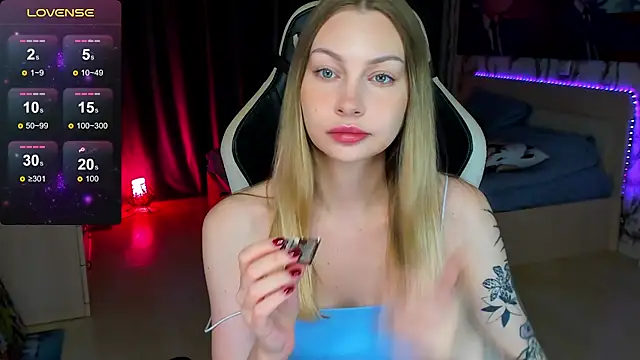 Snapshot of BiMolly chatting on October 8, 2025, 6:49 pm BiMolly online show from October 8, 2025, 6:49 pm