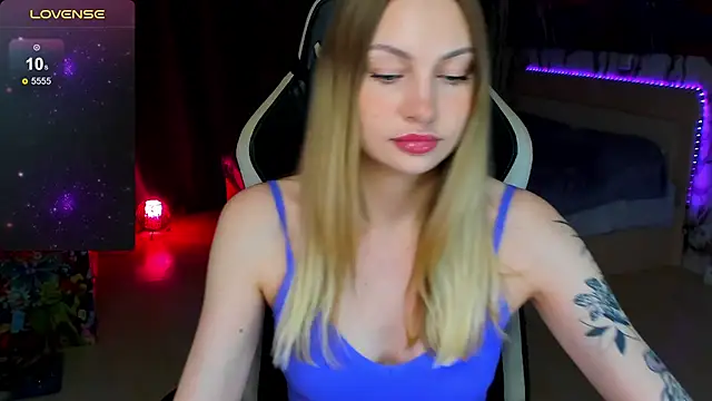 Snapshot of BiMolly chatting on October 23, 2025, 9:35 pm BiMolly online show from October 23, 2025, 9:35 pm