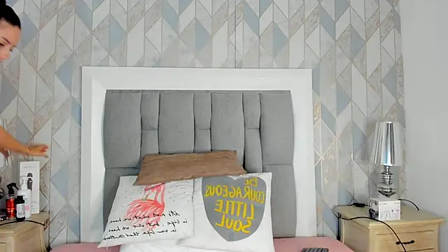 Princsgirl  online show from November 5, 2025, 7:36 pm