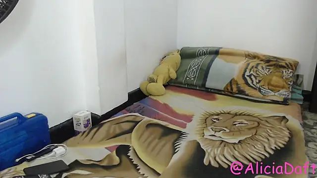 Snapshot of Smoke_trip_Alicia chatting on May 1, 2026, 7:18 pm Smoke trip Alicia online show from May 1, 2026, 7:18 pm
