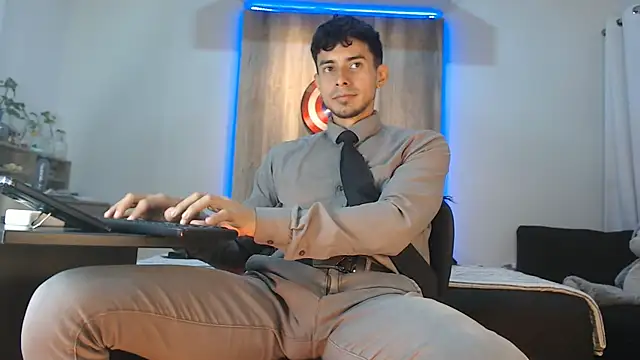 Andrew 4  online show from October 10, 2025, 2:32 am