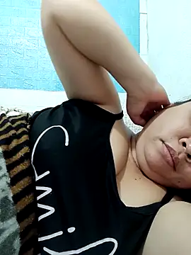 XXLorie 02 online show from October 23, 2025, 1:43 pm