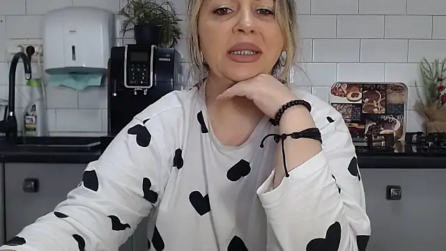 erikaerika online show from February 14, 2025, 8:31 am