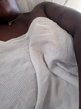 Adrilovechocolate online show from May 4, 2026, 1:51 pm