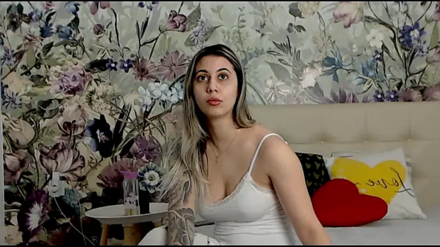 RoseDiamond06 online show from February 12, 2025, 4:11 pm