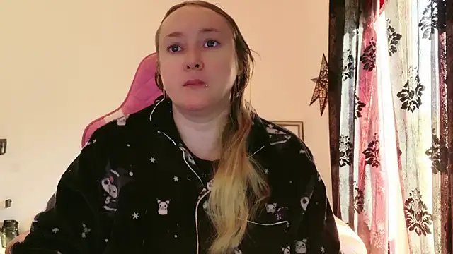 kisicaxx online show from February 6, 2025, 8:39 am