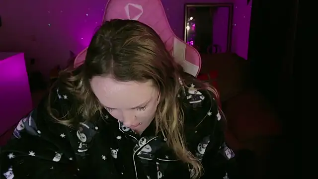 kisicaxx online show from February 7, 2025, 7:27 pm