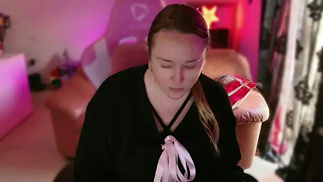 kisicaxx online show from March 4, 2025, 12:01 pm