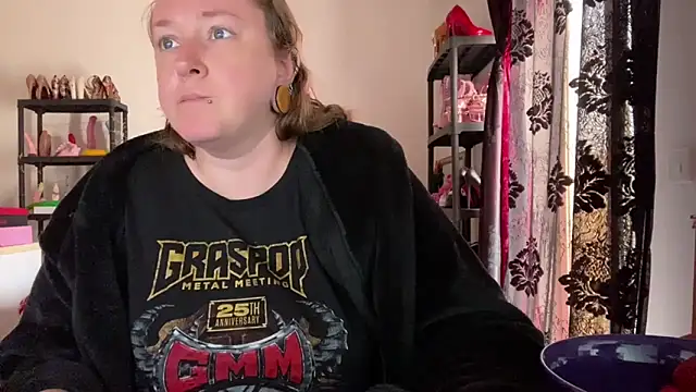 kisicaxx online show from April 12, 2026, 1:38 pm