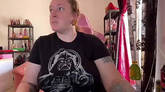 kisicaxx online show from April 15, 2026, 1:07 pm