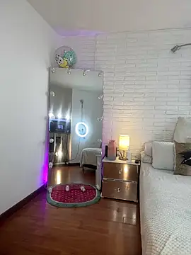 hollythomson online show from February 11, 2026, 6:13 pm