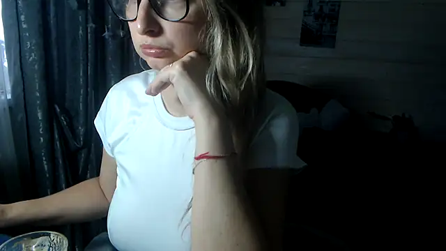 RubiLakros online show from November 3, 2025, 10:49 am